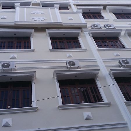 Legenda Beril Hostel Макасар Экстерьер фото