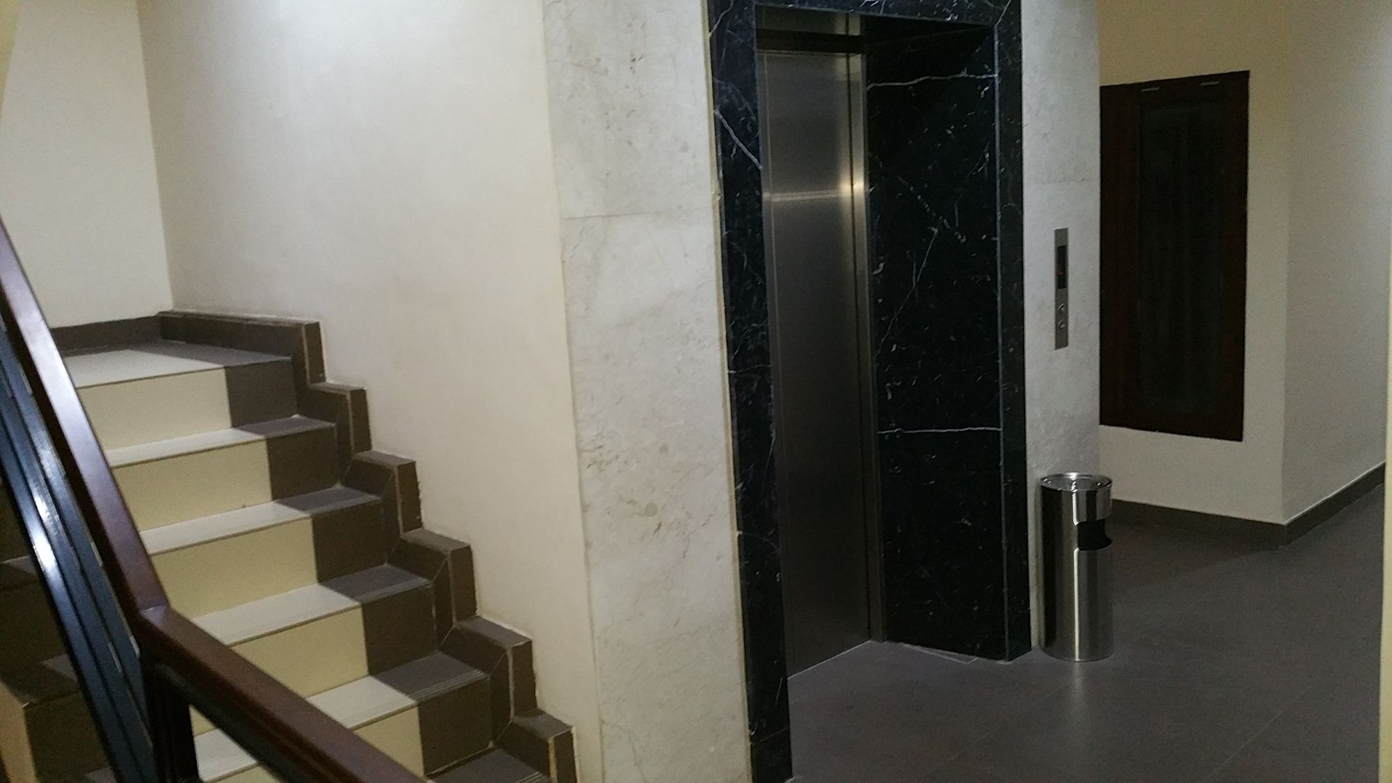 Legenda Beril Hostel Макасар Экстерьер фото